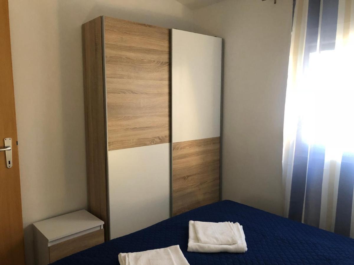 Apartman Luka Vir Apartamento Exterior foto